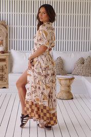 Gemustertes Maxikleid mit Bindegürtel und Schlitz