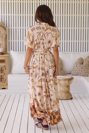 Gemustertes Maxikleid mit Bindegürtel und Schlitz