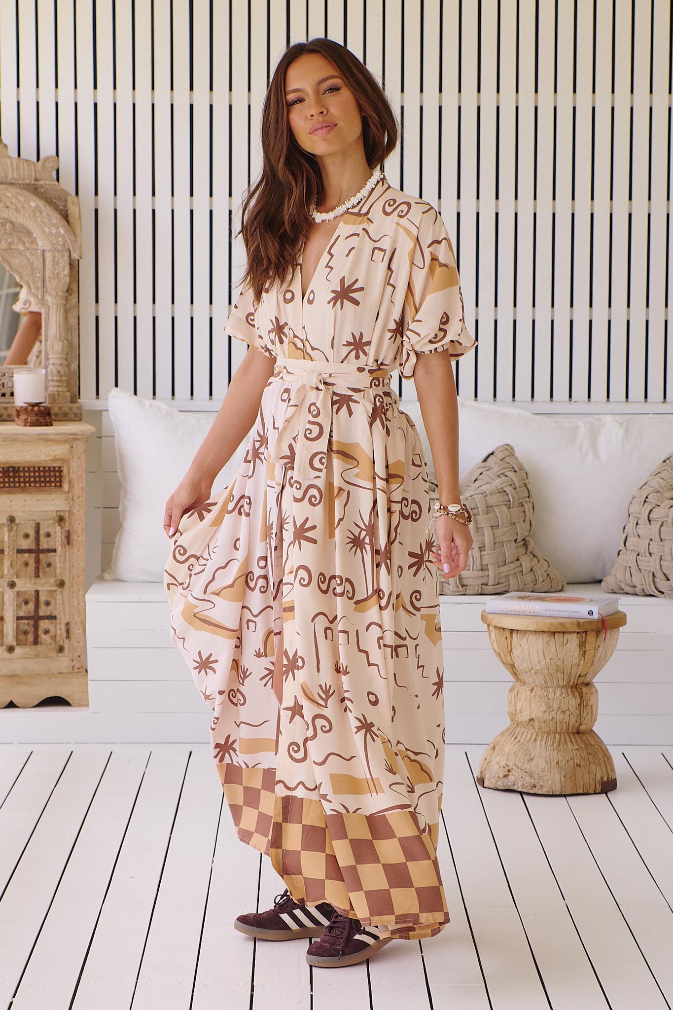 Gemustertes Maxikleid mit Bindegürtel und Schlitz