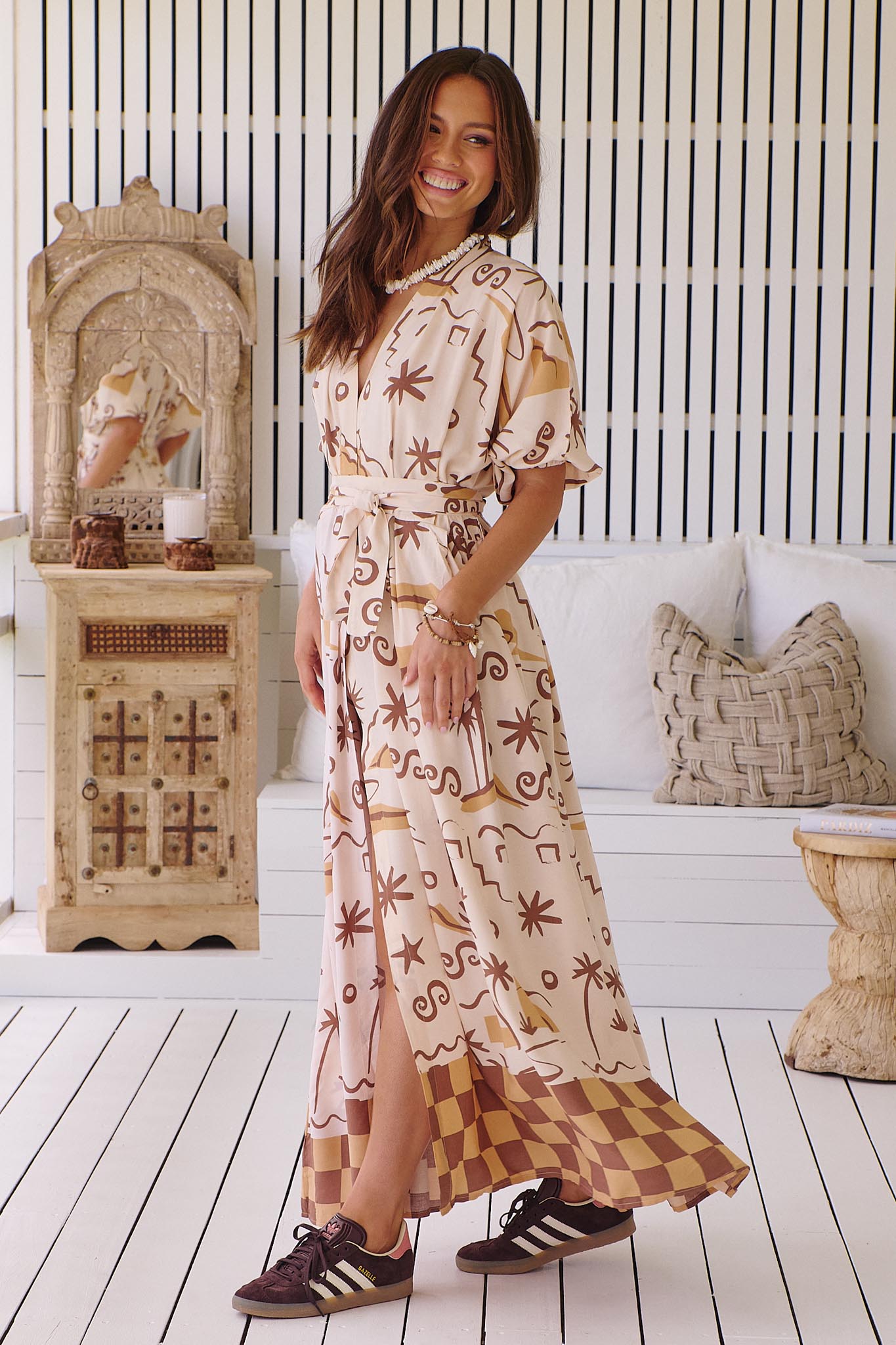 Gemustertes Maxikleid mit Bindegürtel und Schlitz