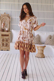 Gemustertes Stufenkleid mit V-Ausschnitt