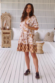 Gemustertes Stufenkleid mit V-Ausschnitt