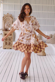 Gemustertes Stufenkleid mit V-Ausschnitt