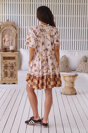 Gemustertes Stufenkleid mit V-Ausschnitt