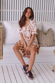 Gemustertes Stufenkleid mit V-Ausschnitt