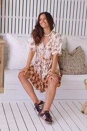 Gemustertes Stufenkleid mit V-Ausschnitt