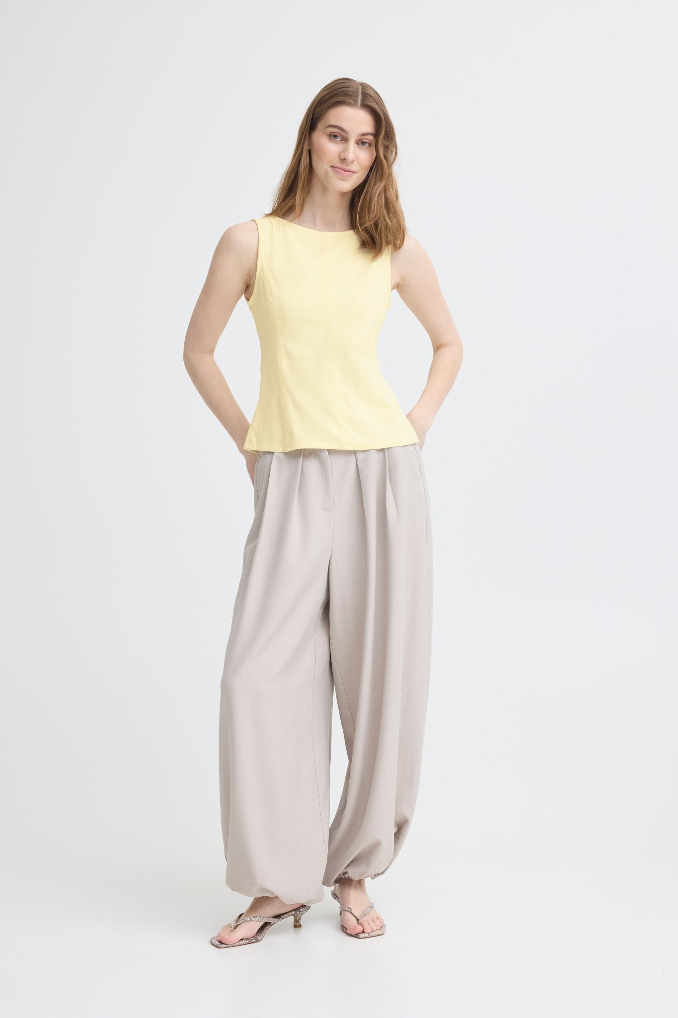 Ärmelloses Top in Pastellgelb mit U Boot Ausschnitt - Blossom Hair & Fashion