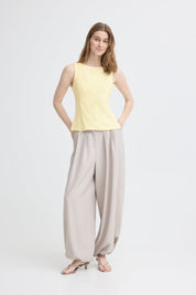 Ärmelloses Top in Pastellgelb mit U Boot Ausschnitt - Blossom Hair & Fashion