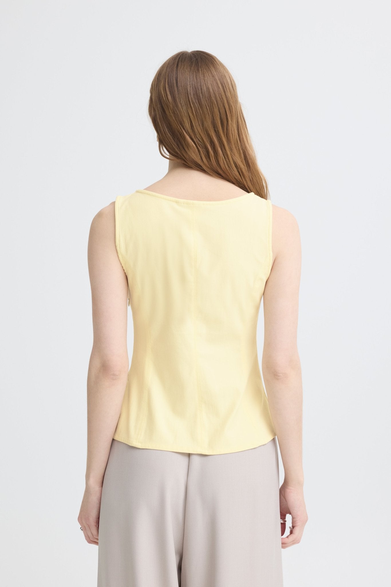 Ärmelloses Top in Pastellgelb mit U Boot Ausschnitt - Blossom Hair & Fashion