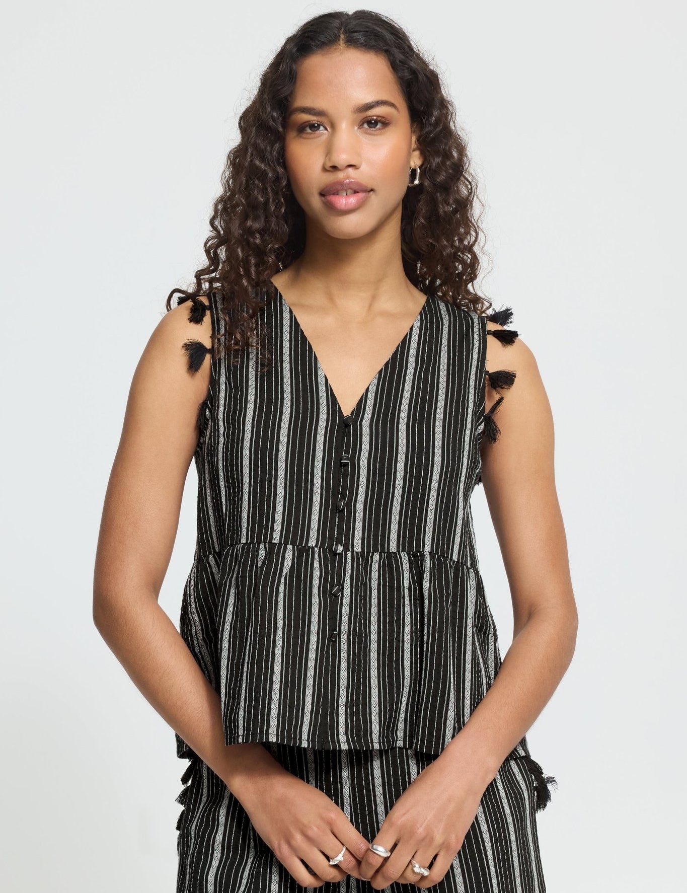 Ärmelloses Top mit Streifen in Schwarz - Blossom Hair & Fashion