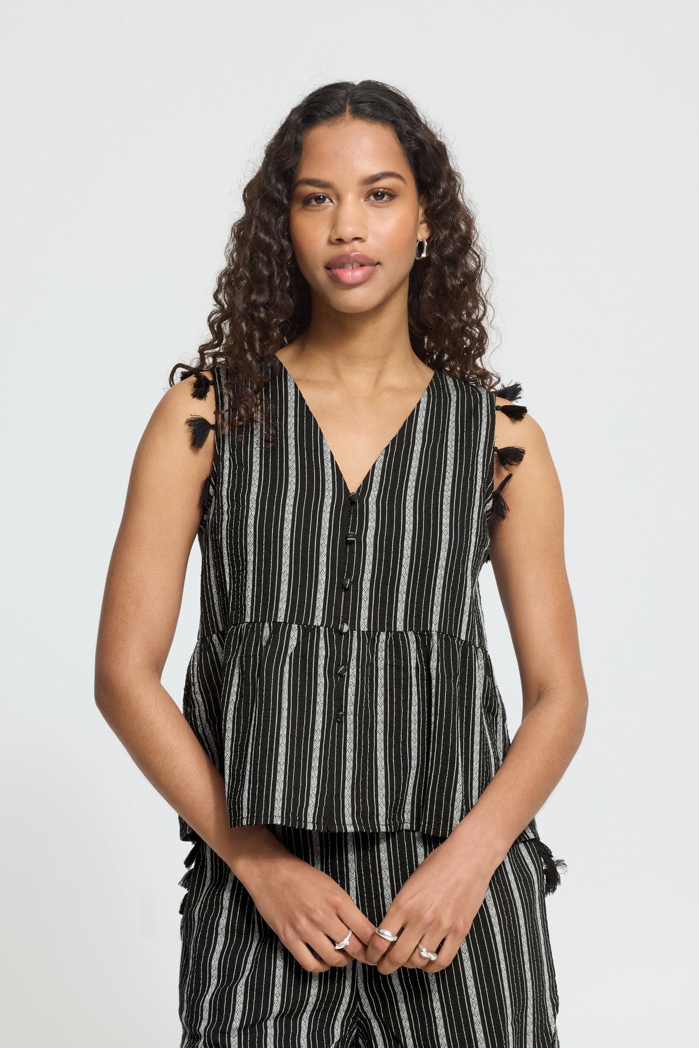 Ärmelloses Top mit Streifen in Schwarz - Blossom Hair & Fashion