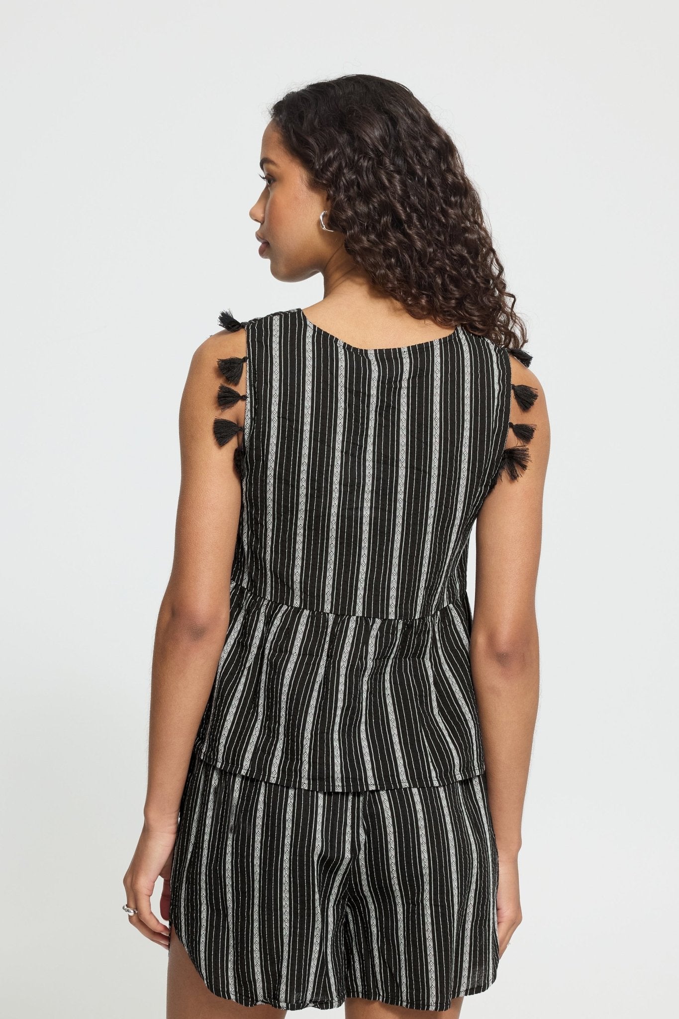 Ärmelloses Top mit Streifen in Schwarz - Blossom Hair & Fashion