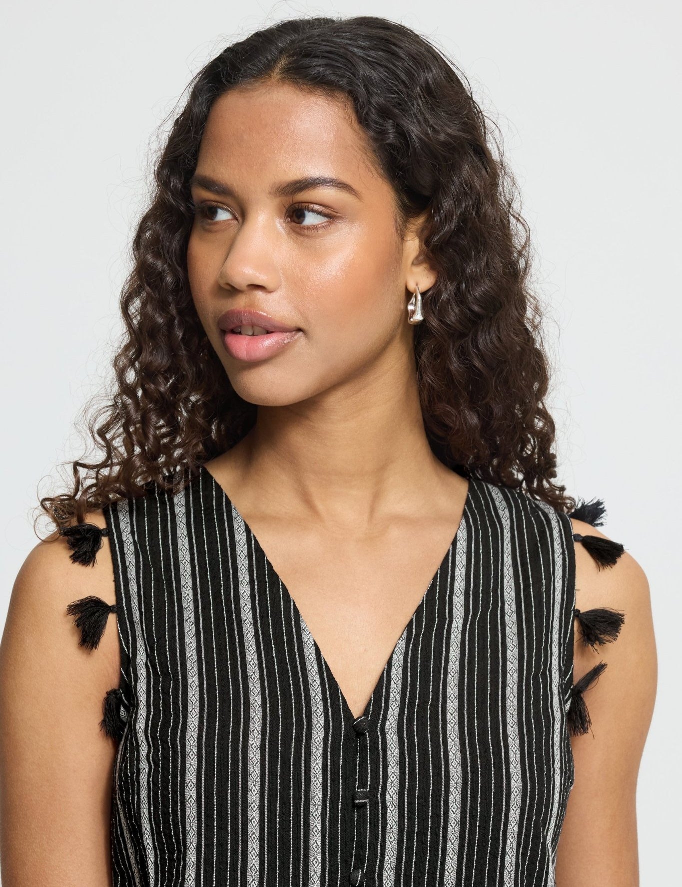 Ärmelloses Top mit Streifen in Schwarz - Blossom Hair & Fashion