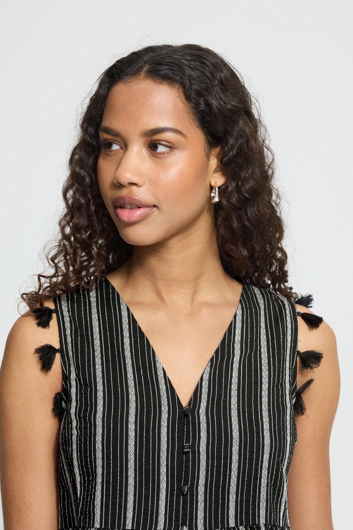 Ärmelloses Top mit Streifen in Schwarz - Blossom Hair & Fashion