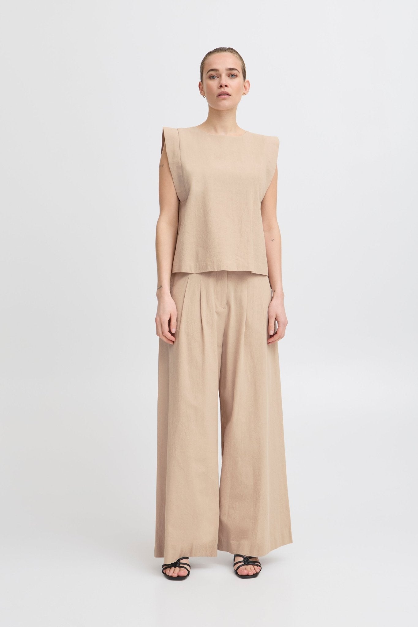 Ärmelloses Baumwolltop mit Rundhals in Beige oder Off - White - Blossom Hair & Fashion