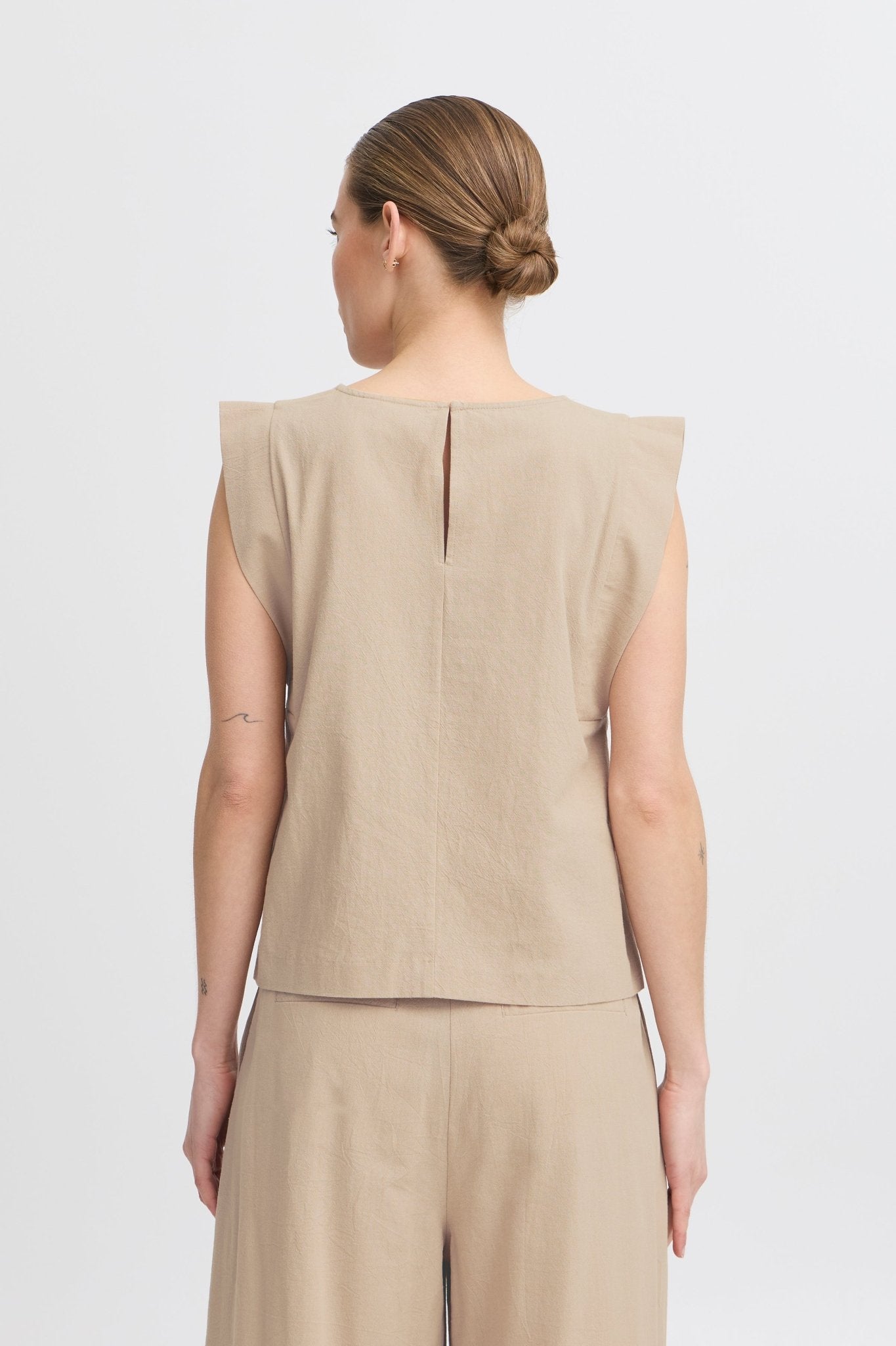 Ärmelloses Baumwolltop mit Rundhals in Beige oder Off - White - Blossom Hair & Fashion