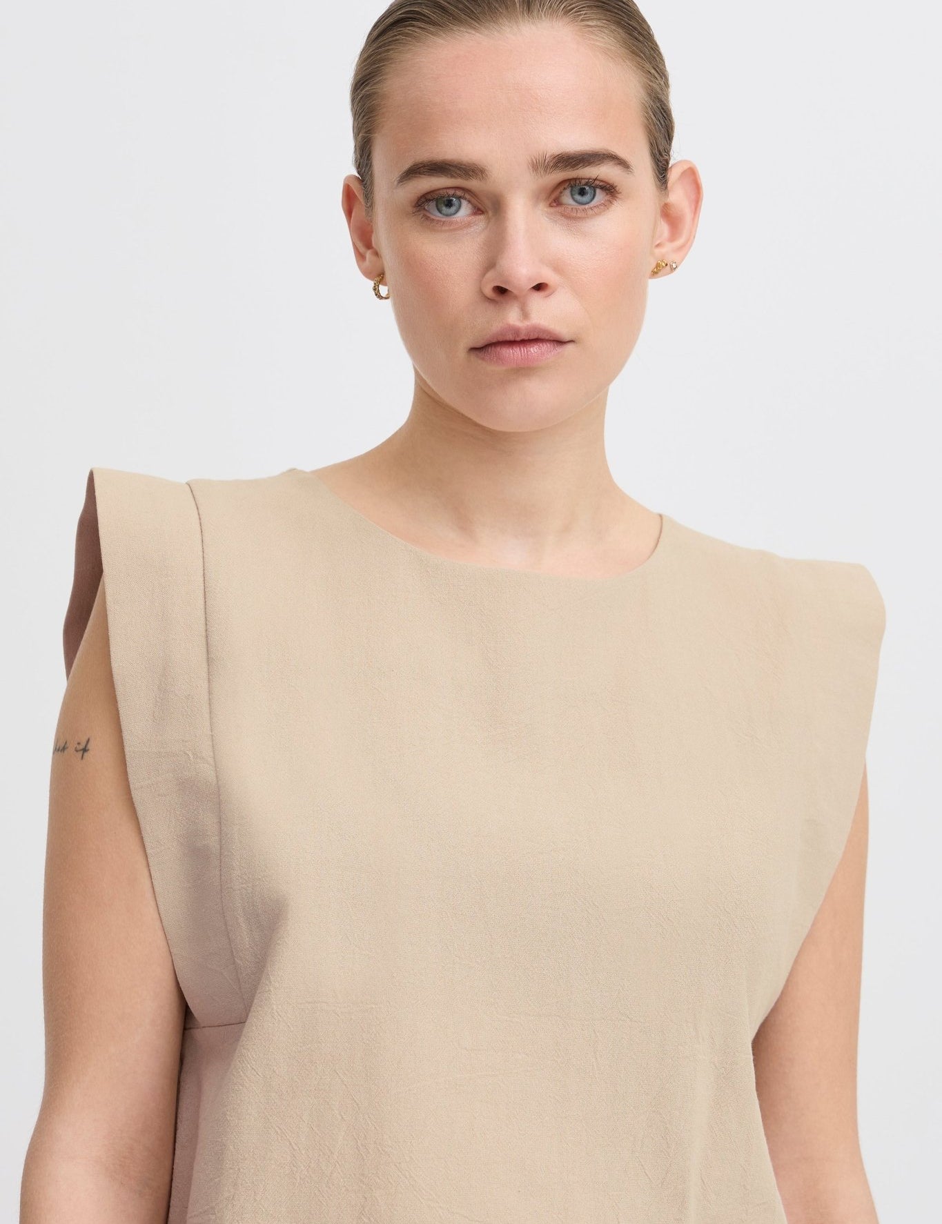 Ärmelloses Baumwolltop mit Rundhals in Beige oder Off - White - Blossom Hair & Fashion