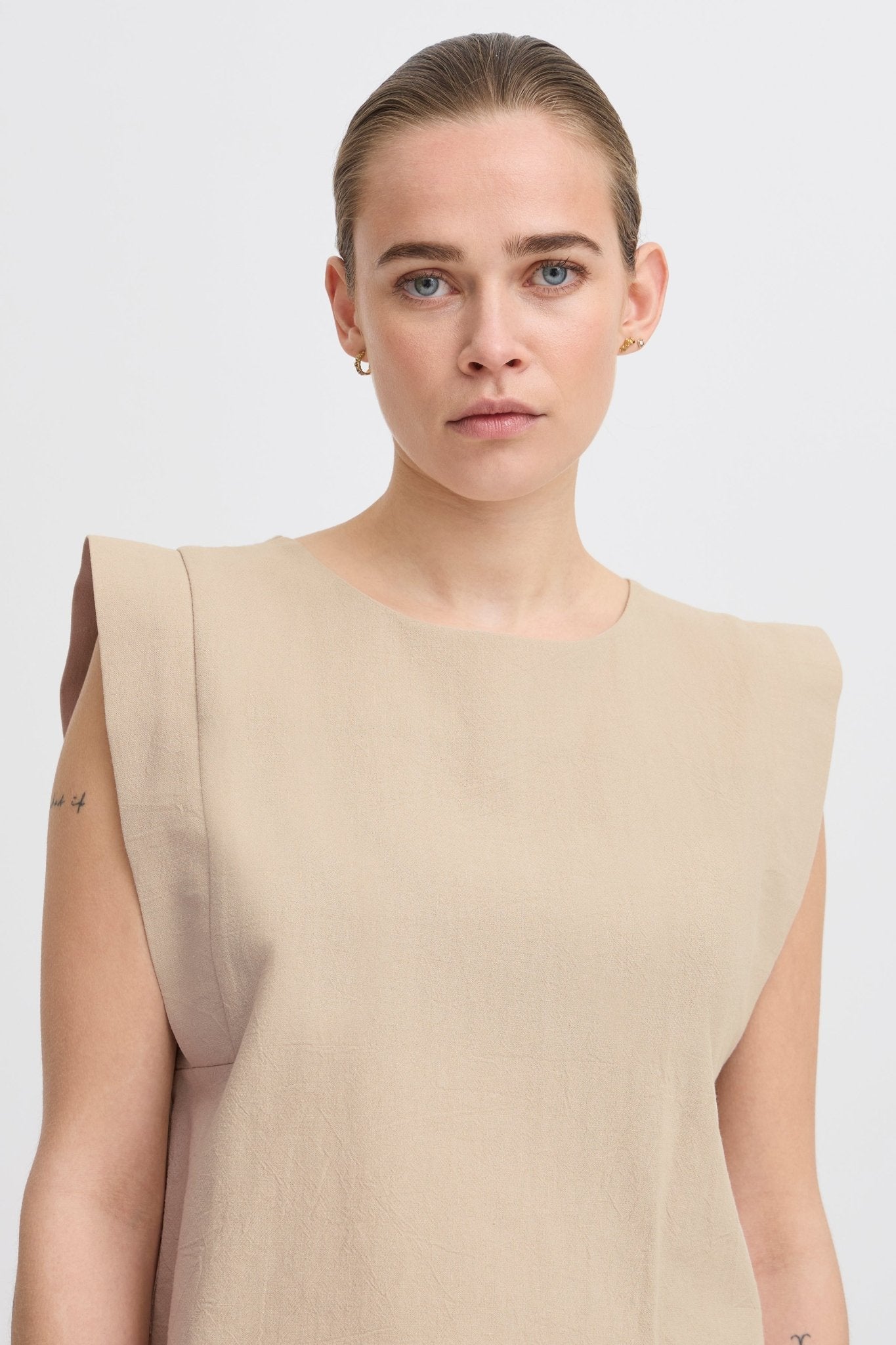 Ärmelloses Baumwolltop mit Rundhals in Beige oder Off - White - Blossom Hair &amp; Fashion