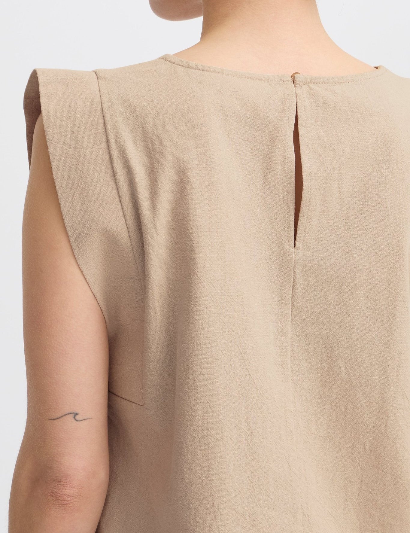 Ärmelloses Baumwolltop mit Rundhals in Beige oder Off - White - Blossom Hair & Fashion