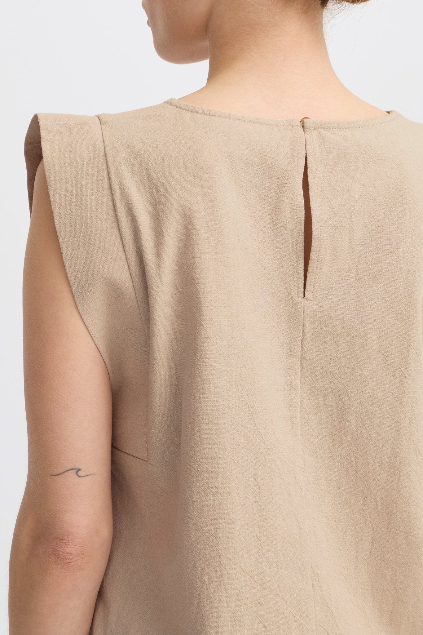 Ärmelloses Baumwolltop mit Rundhals in Beige oder Off - White - Blossom Hair & Fashion