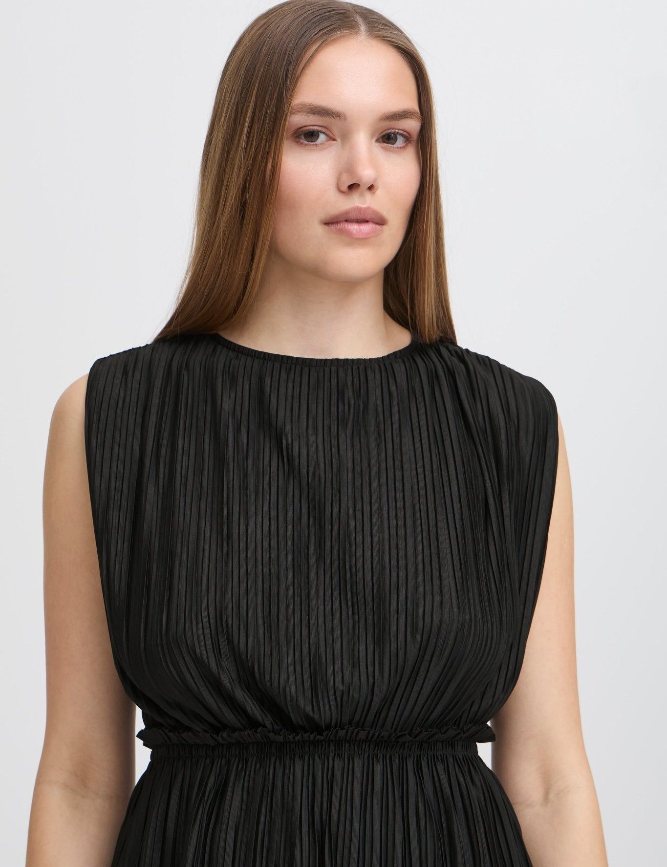 Ärmelloses Plissee - Top in Schwarz - Blossom Hair & Fashion