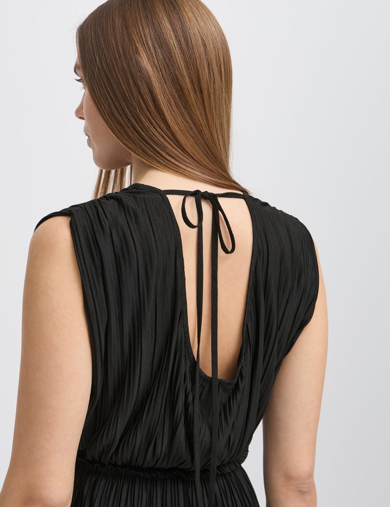 Ärmelloses Plissee - Top in Schwarz - Blossom Hair & Fashion