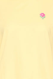 Basic Shirt mit Stickdetail in Hellgelb - Blossom Hair & Fashion