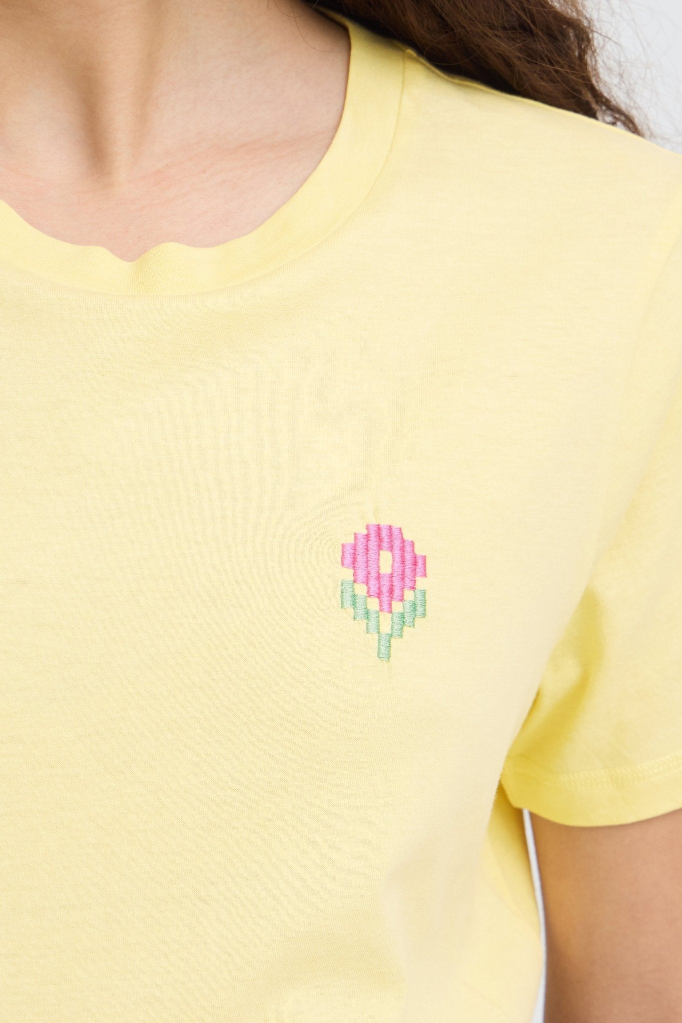 Basic Shirt mit Stickdetail in Hellgelb - Blossom Hair & Fashion