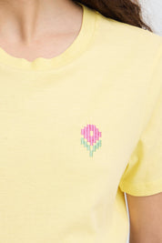 Basic Shirt mit Stickdetail in Hellgelb - Blossom Hair & Fashion