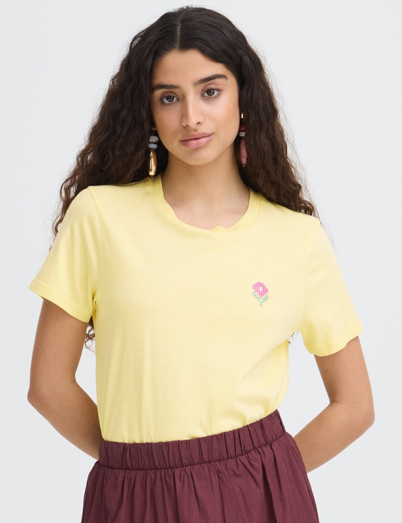 Basic Shirt mit Stickdetail in Hellgelb - Blossom Hair & Fashion