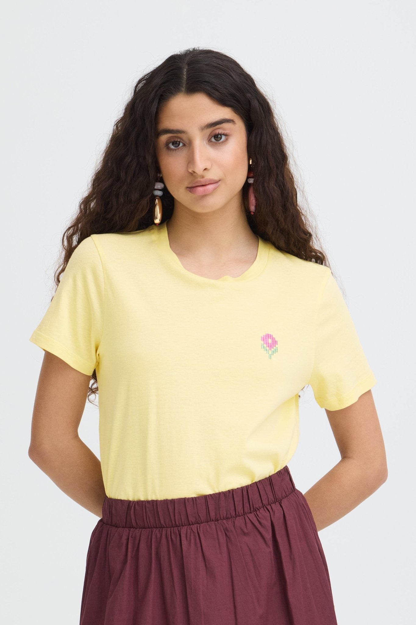 Basic Shirt mit Stickdetail in Hellgelb - Blossom Hair & Fashion