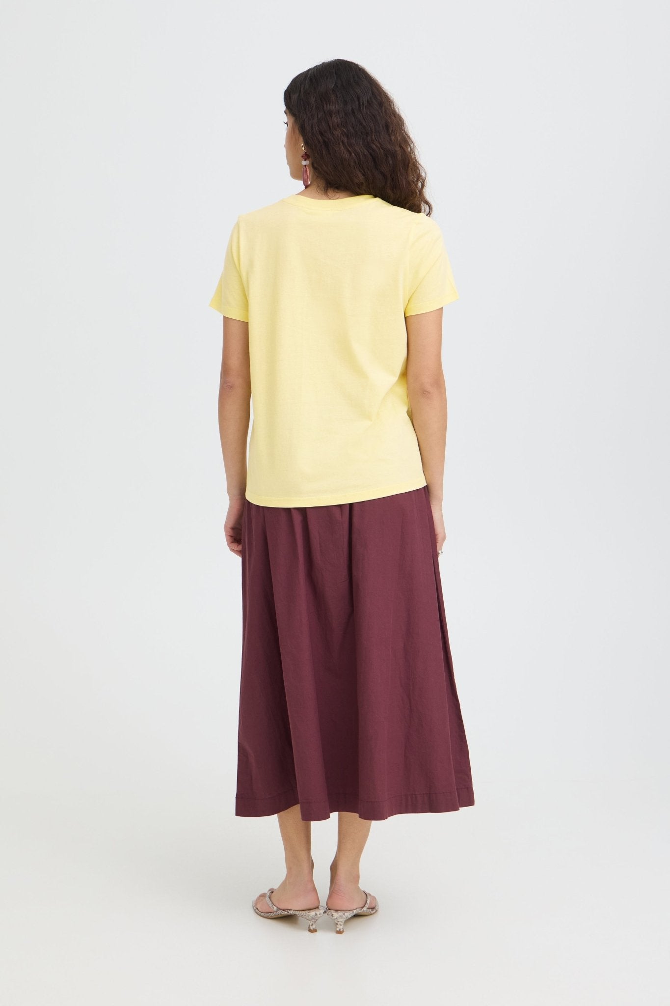 Basic Shirt mit Stickdetail in Hellgelb - Blossom Hair & Fashion