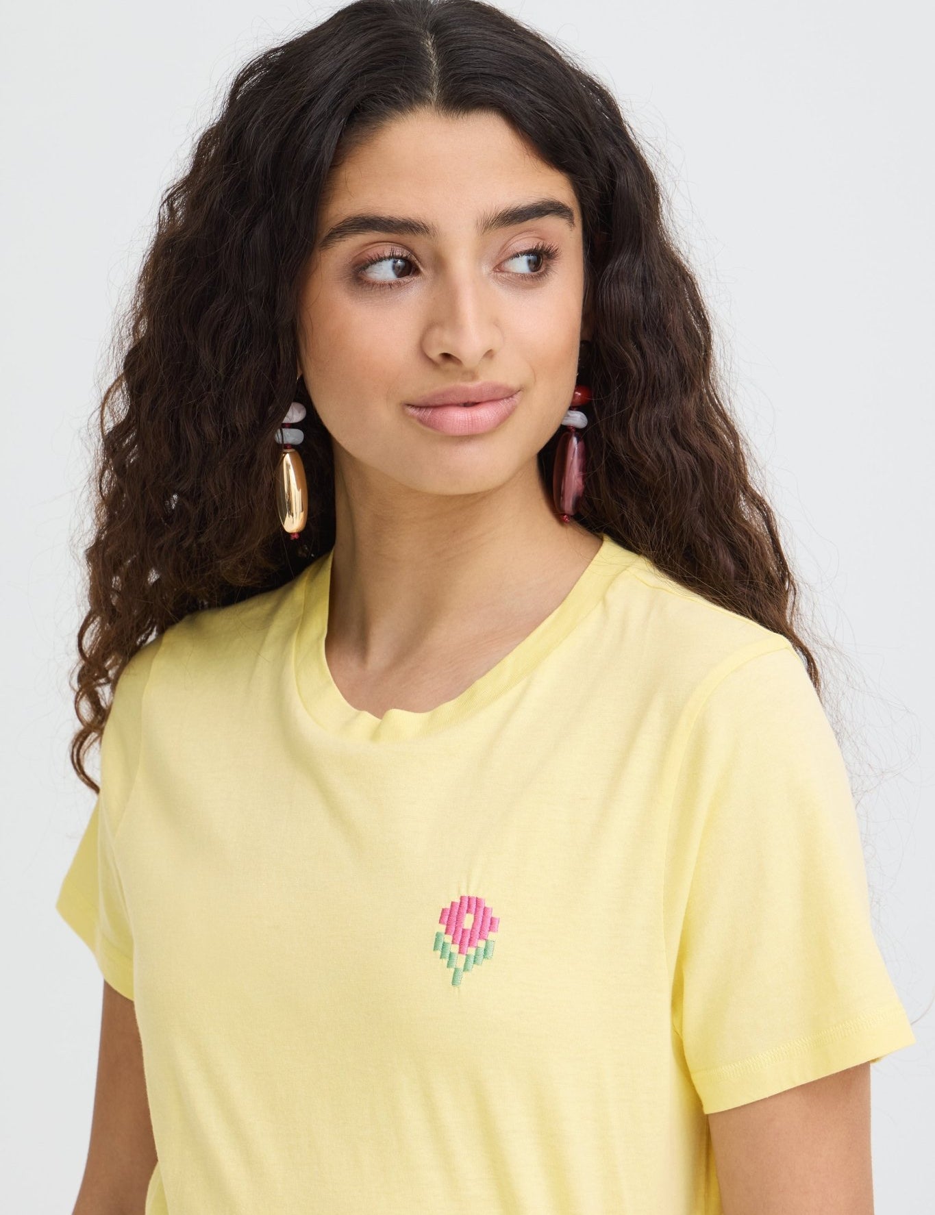 Basic Shirt mit Stickdetail in Hellgelb - Blossom Hair & Fashion