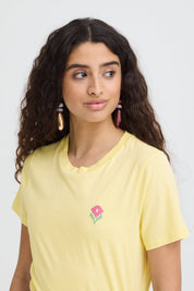 Basic Shirt mit Stickdetail in Hellgelb - Blossom Hair & Fashion