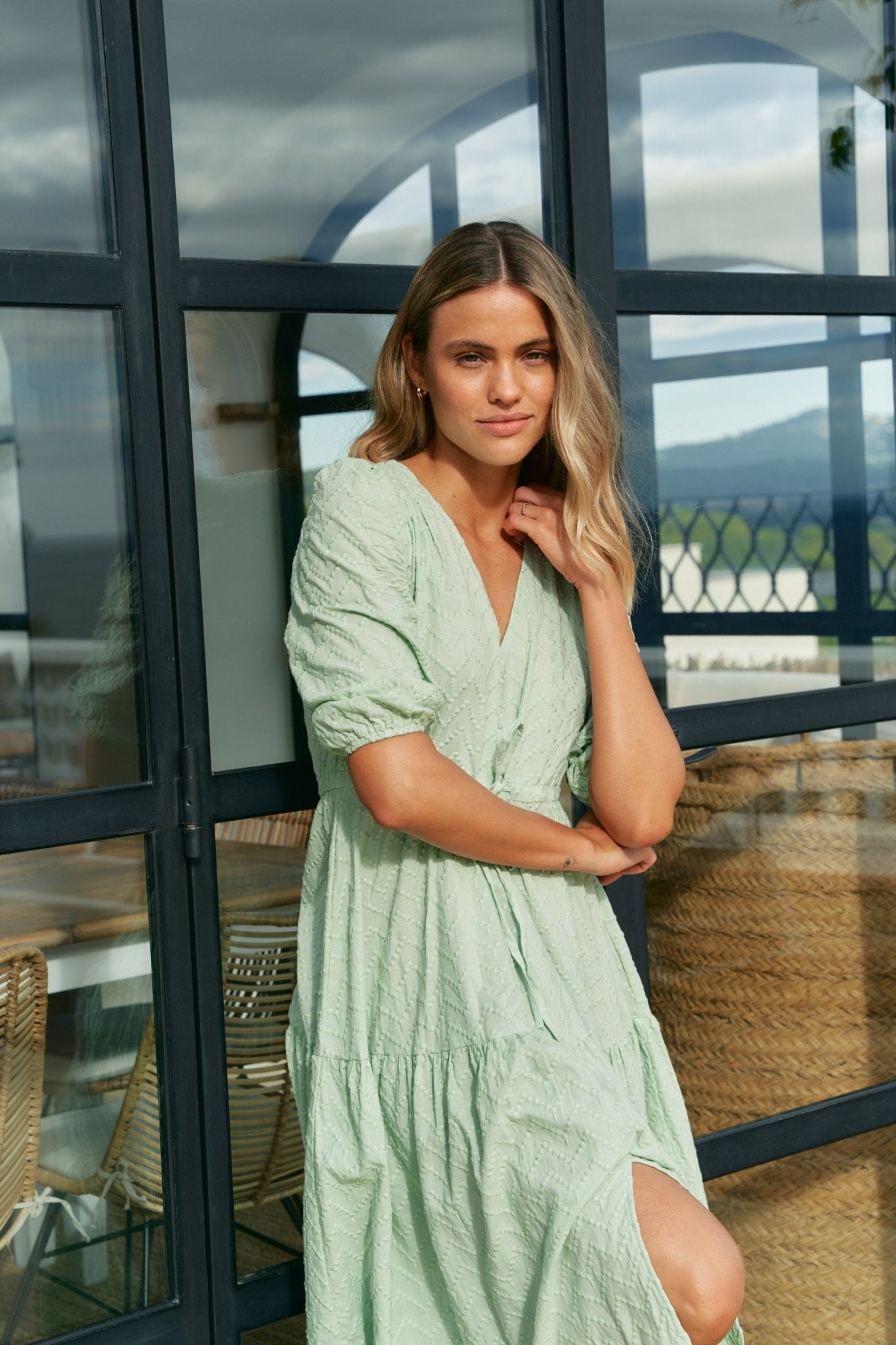 Baumwoll - Maxikleid in Mint mit Wickeloptik und Stufenrock - Blossom Hair & Fashion