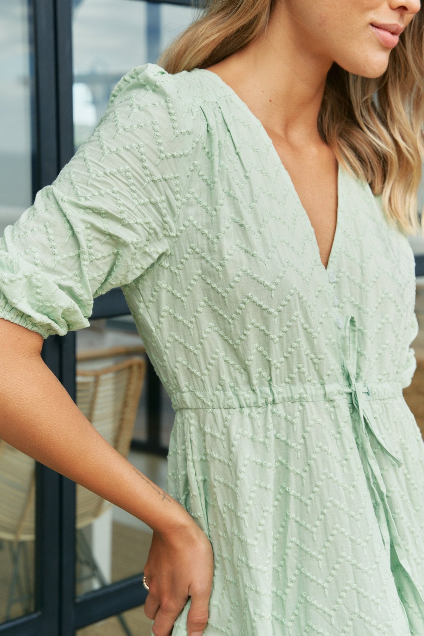 Baumwoll - Maxikleid in Mint mit Wickeloptik und Stufenrock - Blossom Hair & Fashion