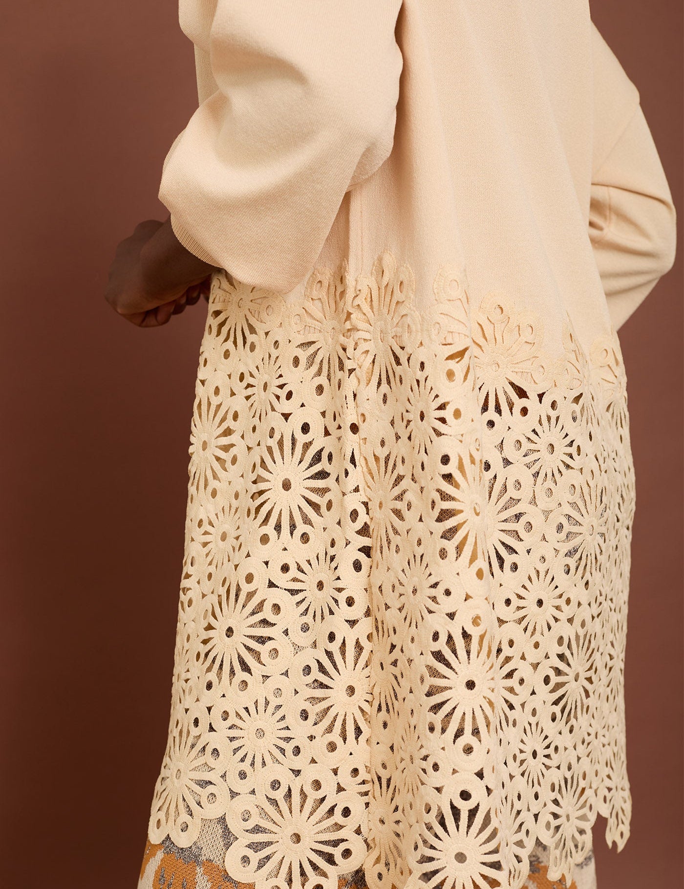 Beiger Pullover mit Cut - Out Spitze - Blossom Hair & Fashion