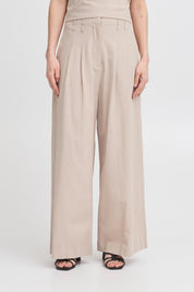 Bequeme Damenhose in Beige mit weitem Bein und Bindegürtel - Blossom Hair & Fashion