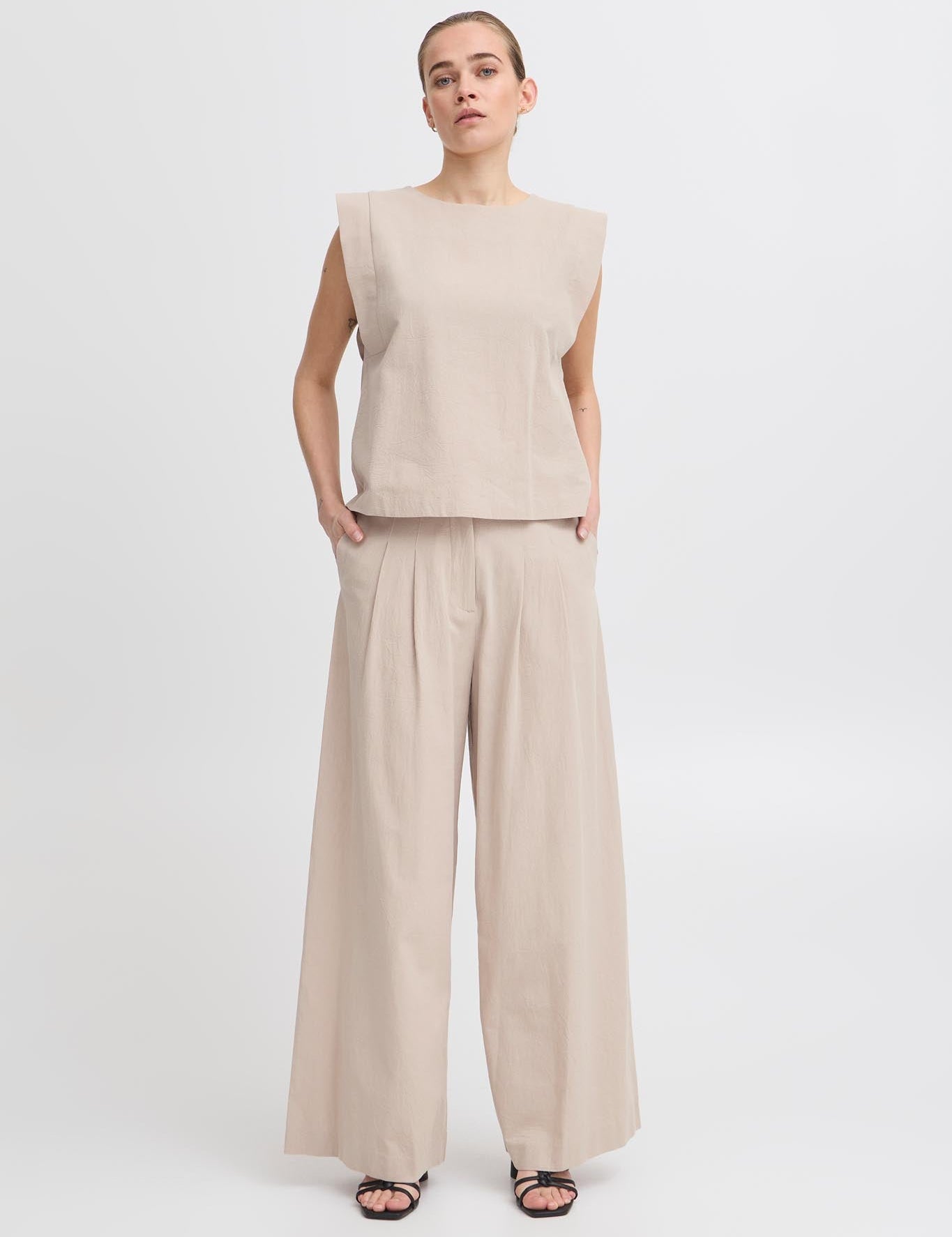 Bequeme Damenhose in Beige mit weitem Bein und Bindegürtel - Blossom Hair & Fashion