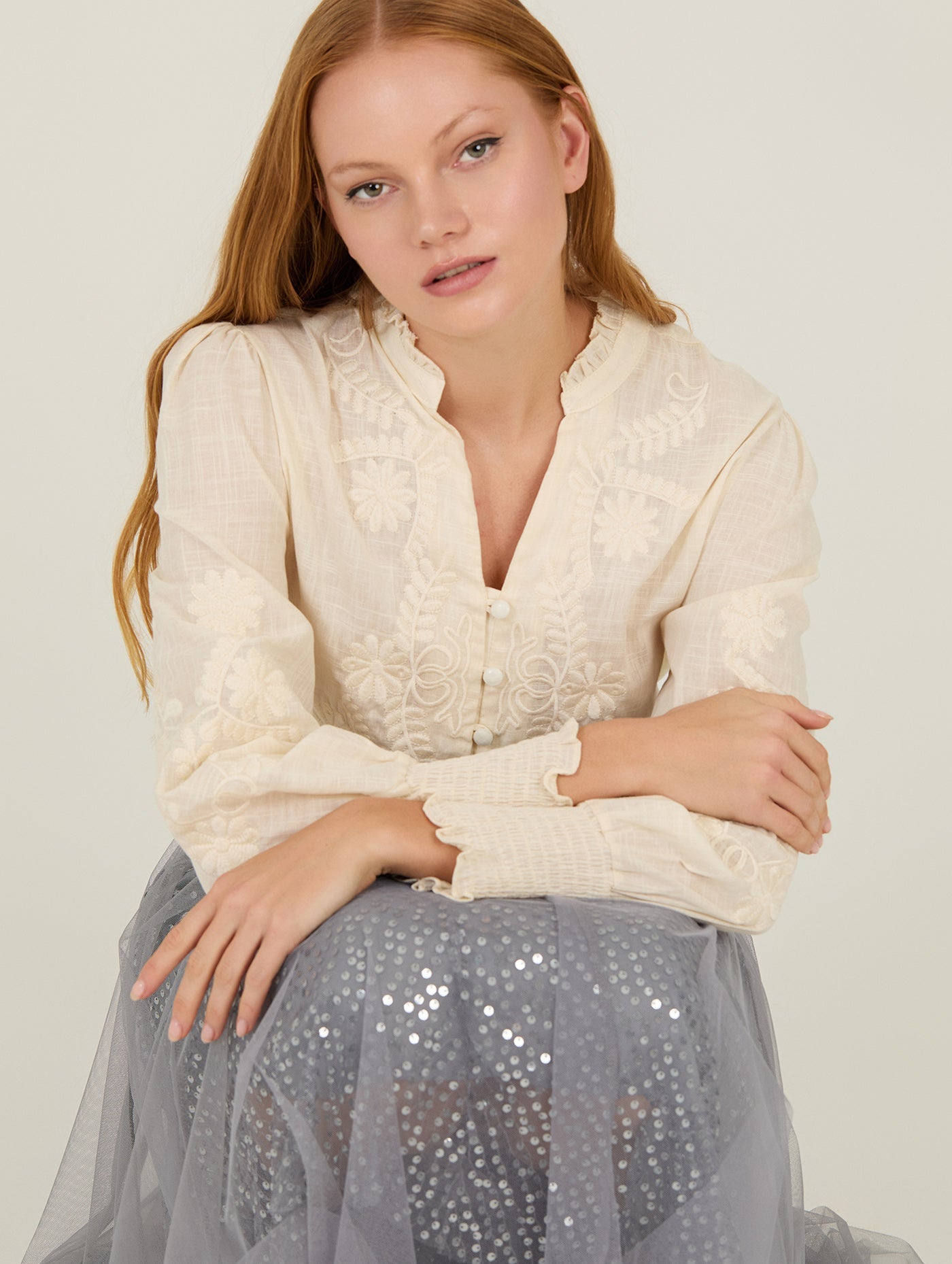 Bestickte Bluse mit Stehkragen in weiß oder lila - Blossom Hair & Fashion