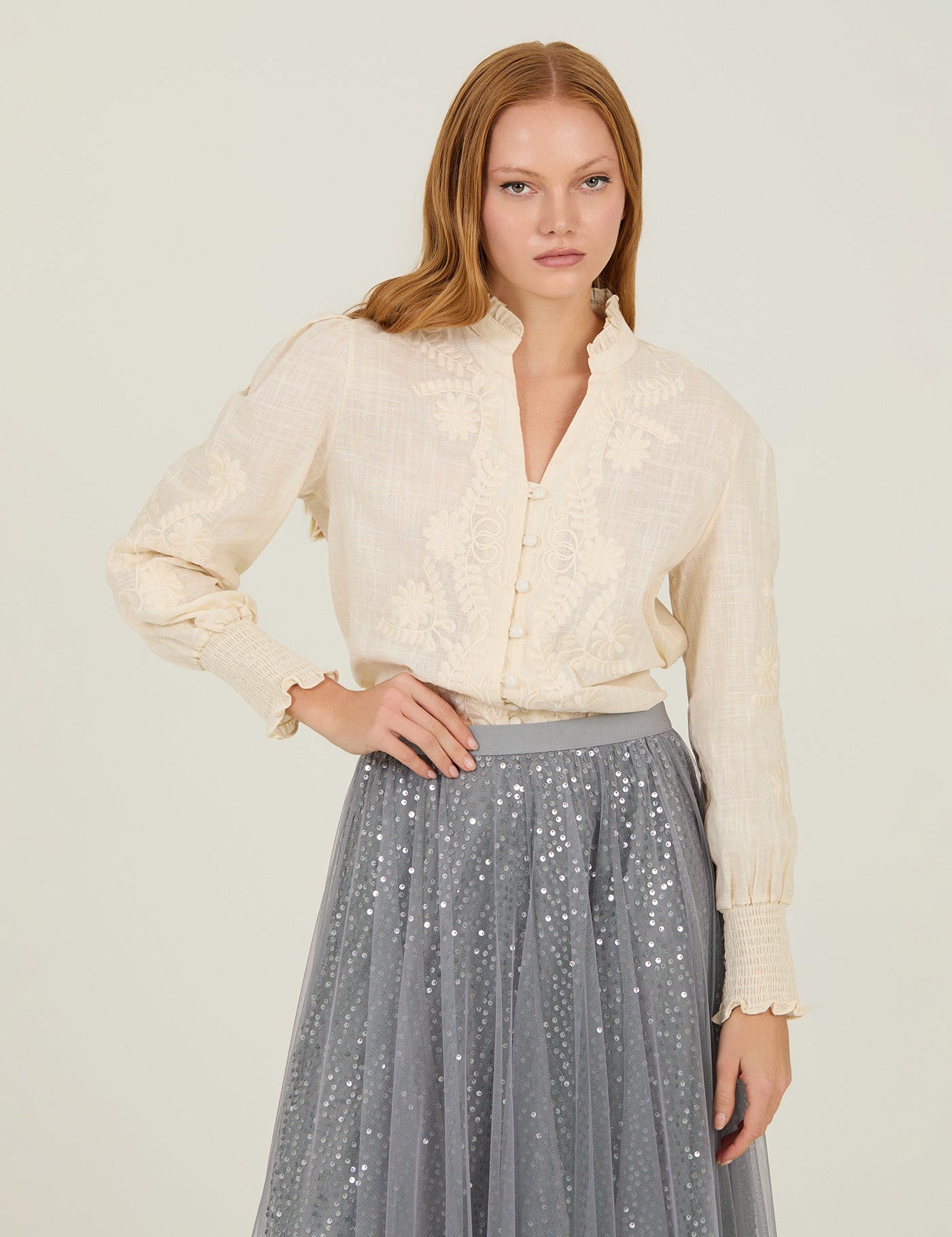 Bestickte Bluse mit Stehkragen in weiß oder lila - Blossom Hair & Fashion