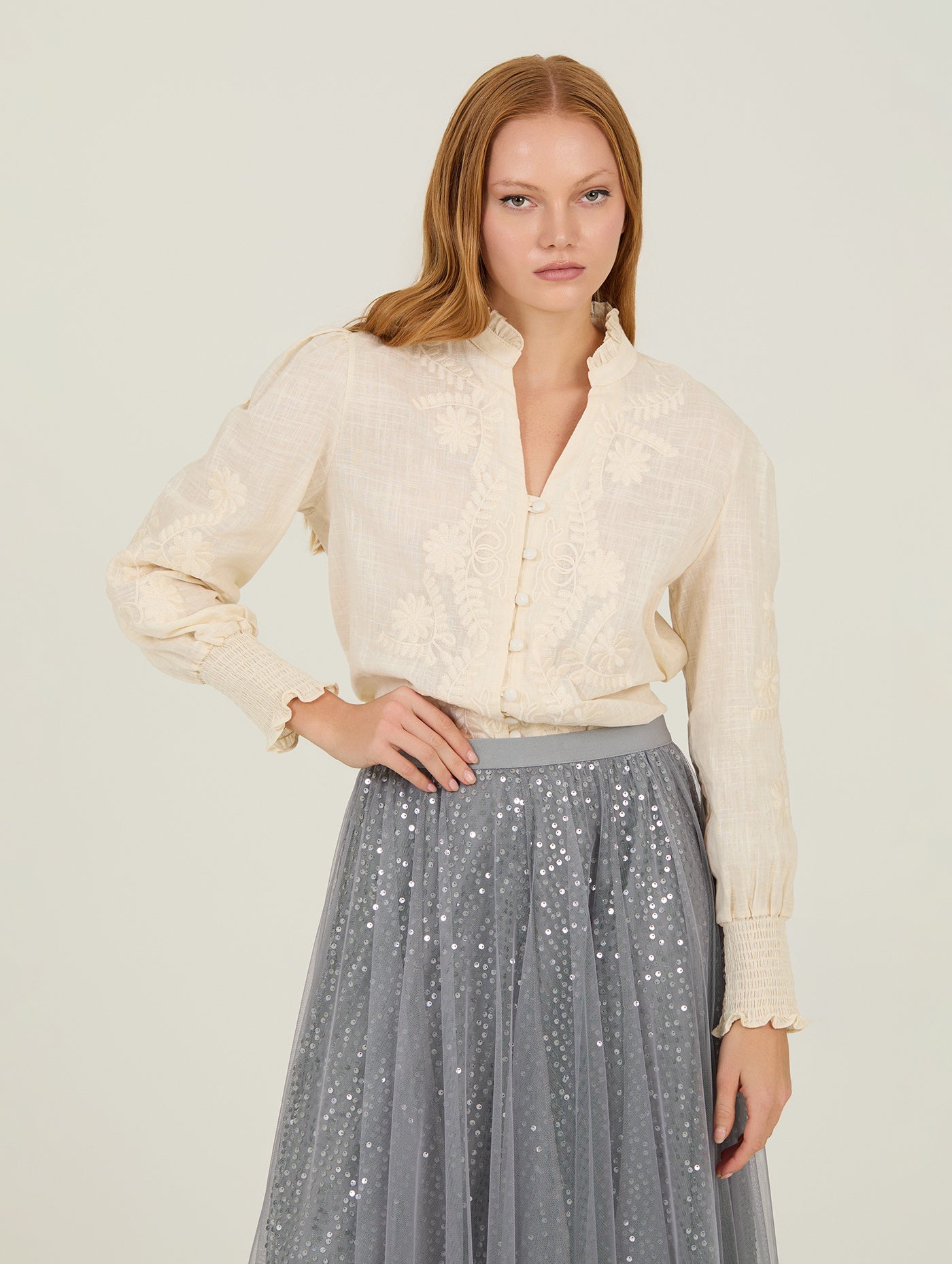 Bestickte Bluse mit Stehkragen in weiß oder lila - Blossom Hair & Fashion