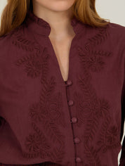 Bestickte Bluse mit Stehkragen in weiß oder lila - Blossom Hair & Fashion