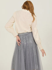 Bestickte Bluse mit Stehkragen in weiß oder lila - Blossom Hair & Fashion