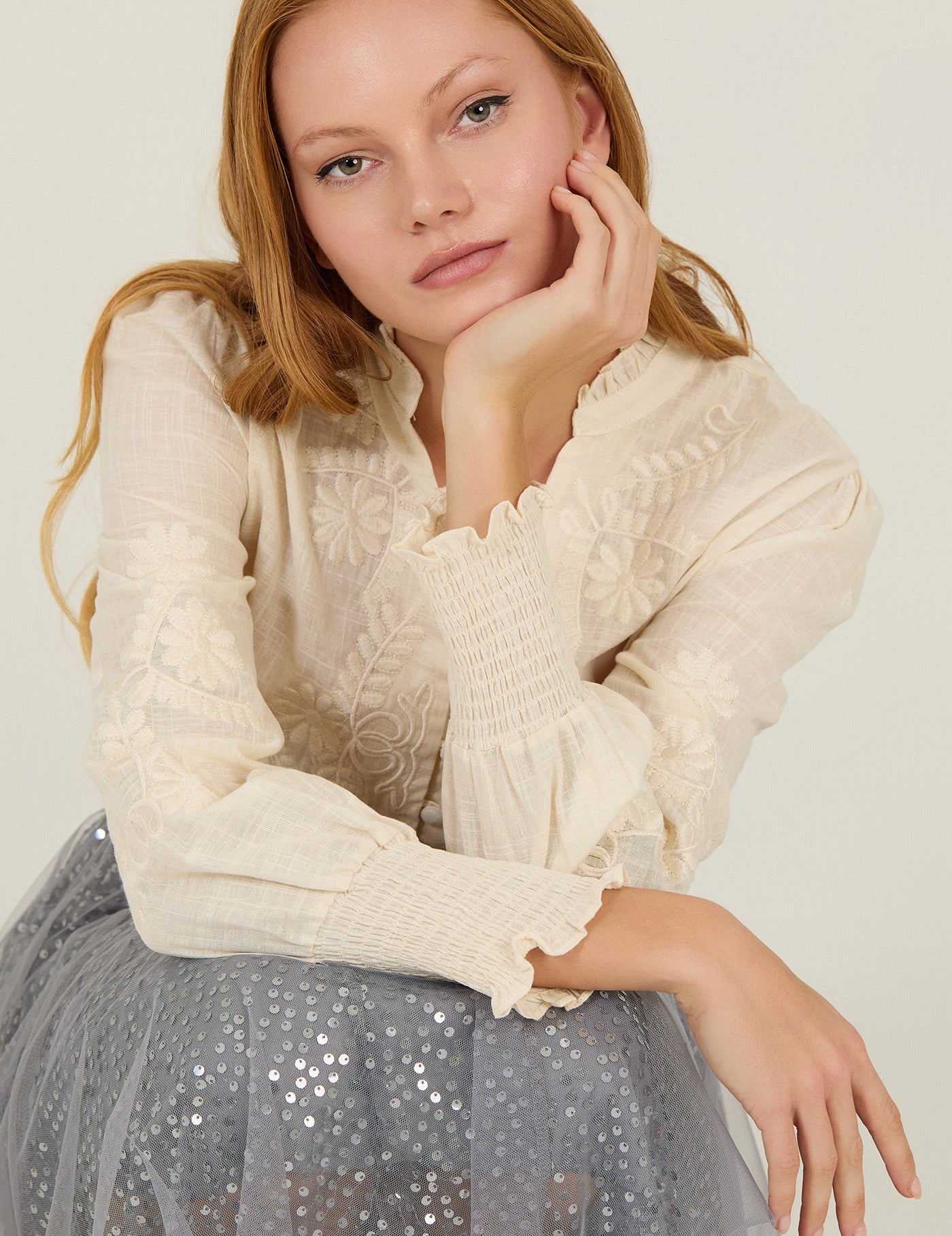 Bestickte Bluse mit Stehkragen in weiß oder lila - Blossom Hair & Fashion