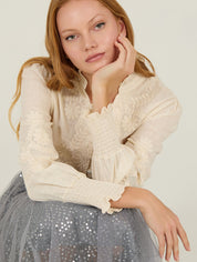 Bestickte Bluse mit Stehkragen in weiß oder lila - Blossom Hair & Fashion