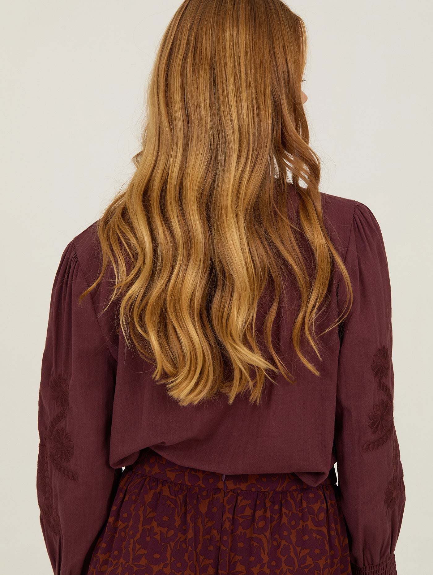 Bestickte Bluse mit Stehkragen in weiß oder lila - Blossom Hair & Fashion