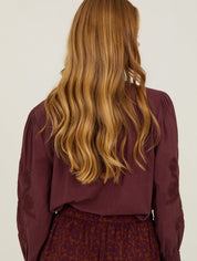 Bestickte Bluse mit Stehkragen in weiß oder lila - Blossom Hair & Fashion