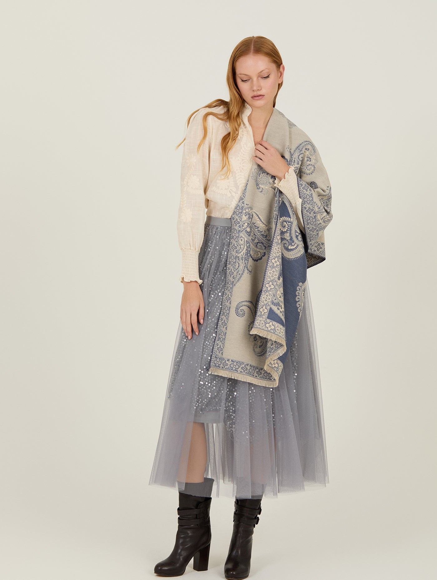 Bestickte Bluse mit Stehkragen in weiß oder lila - Blossom Hair & Fashion