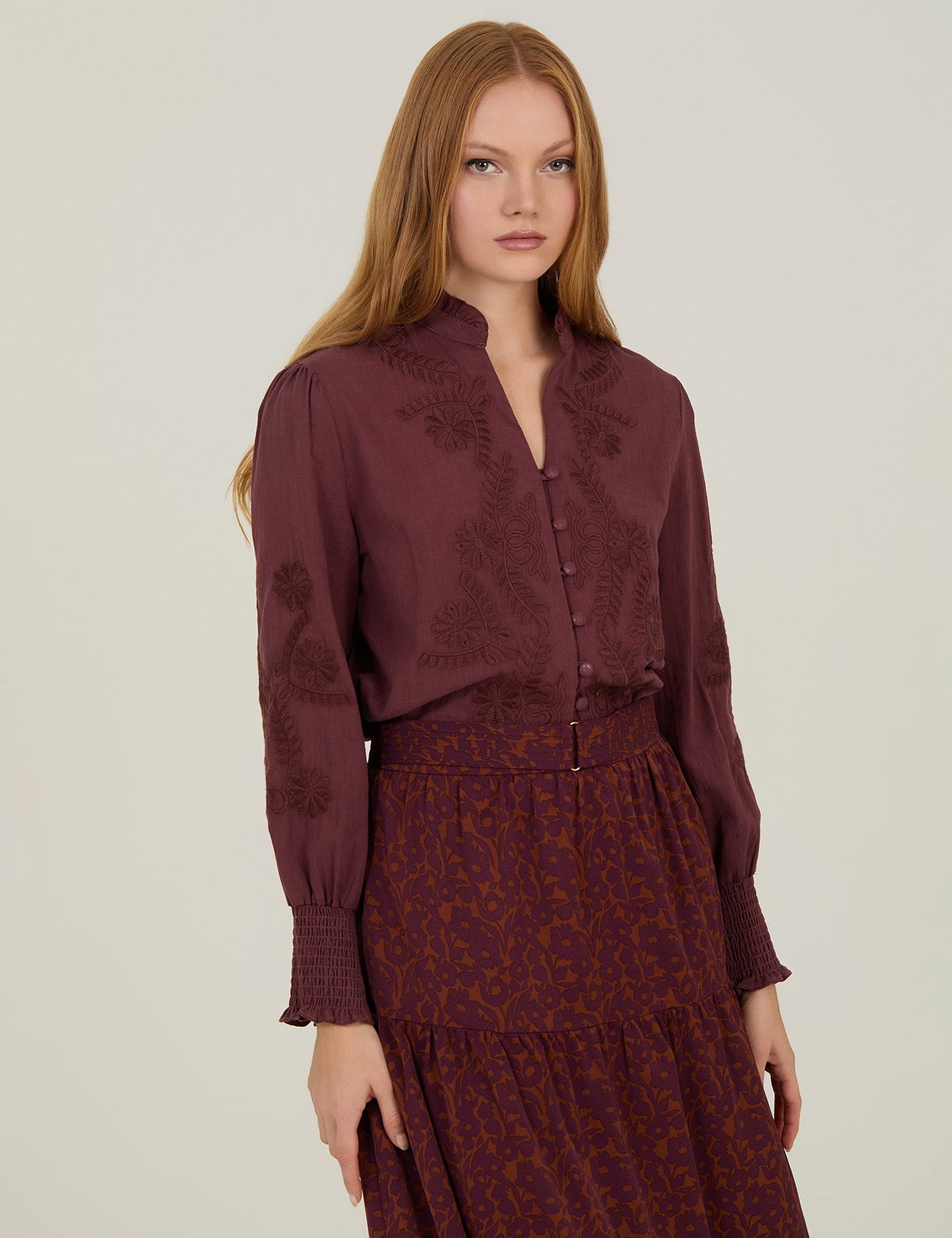 Bestickte Bluse mit Stehkragen in weiß oder lila - Blossom Hair & Fashion